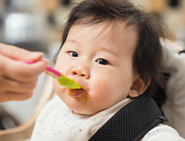 Tips Sukses Menyapih Si Kecil dengan Cinta